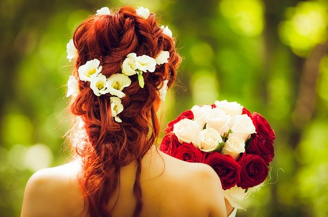 fryzury na wesele z włosów do ramion
